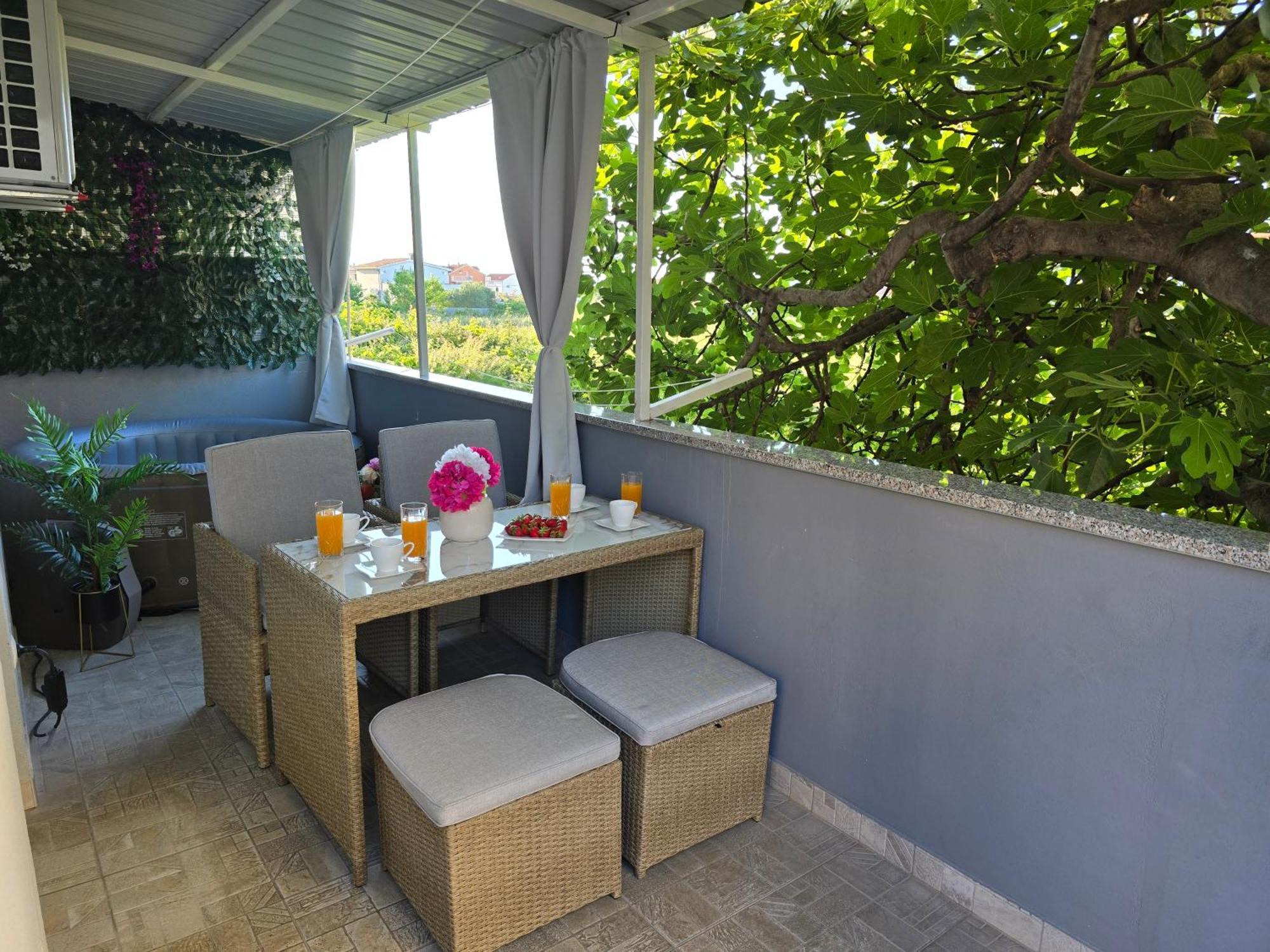 Kaštela Apartment Blanca With Jacuzzi,Terase And Private Parking מראה חיצוני תמונה